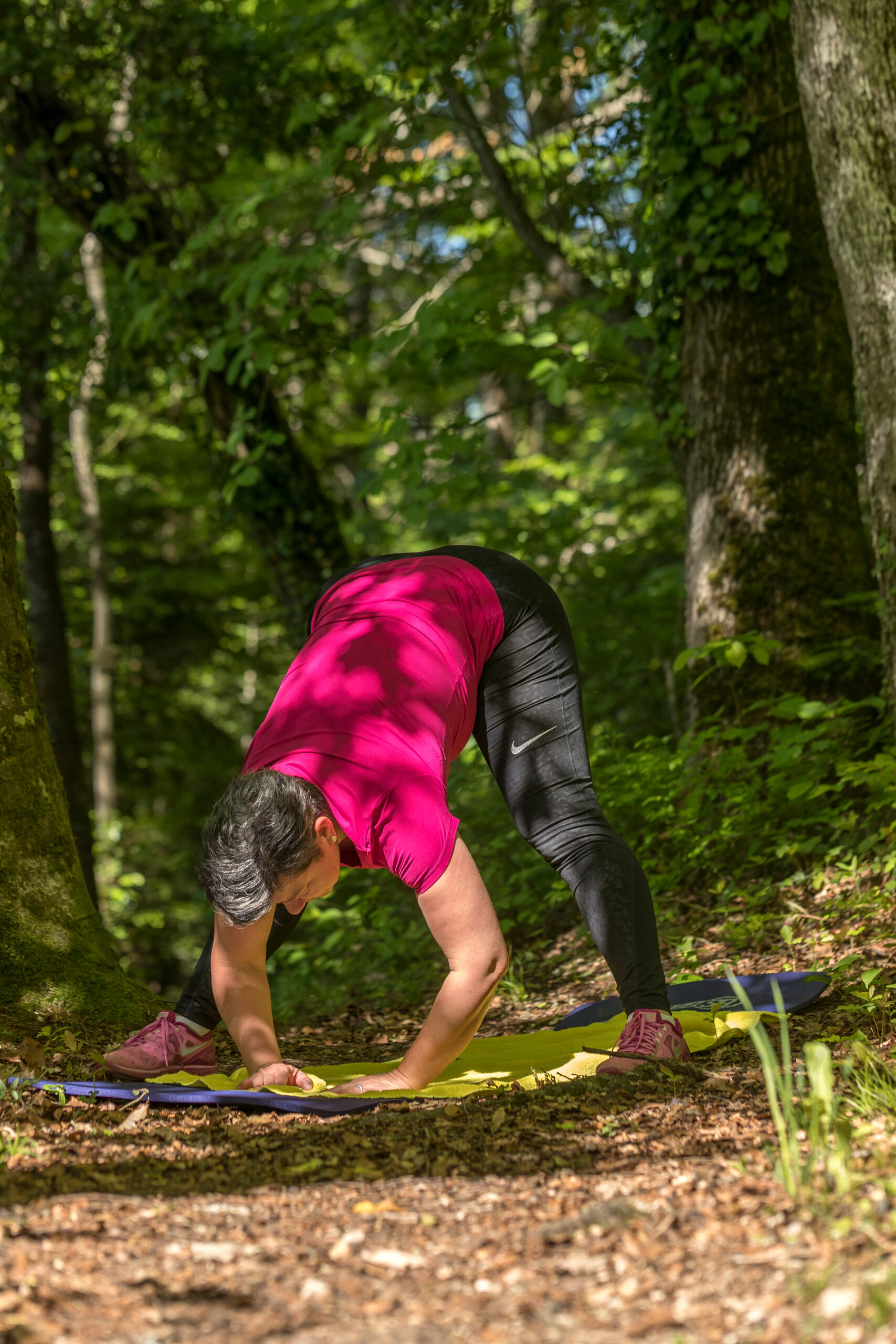 Pilates draussen im Wald